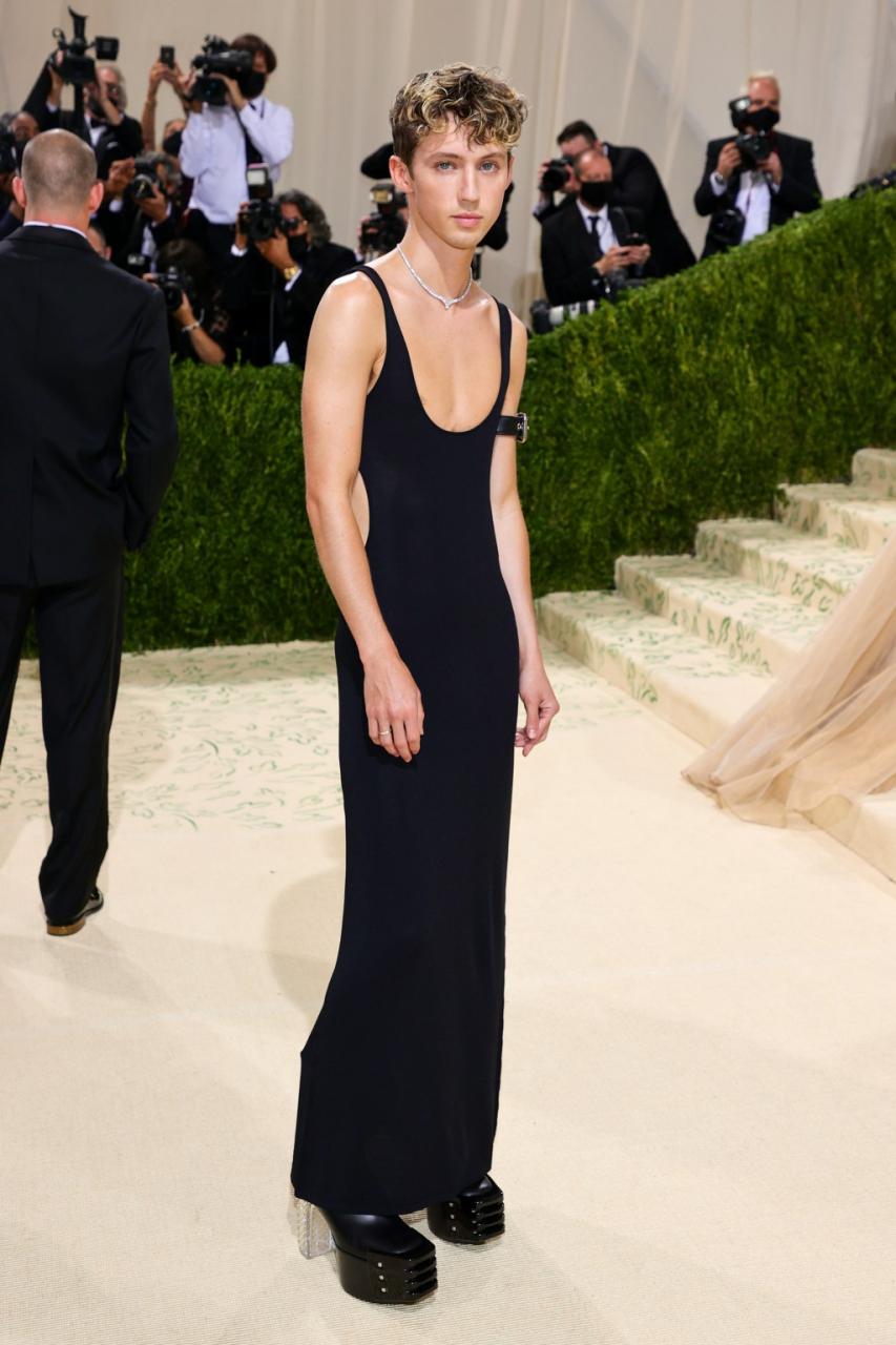 Troye Sivan'S Minimalist Met Gala Look Caused Maximum Effect - Grazia Usa